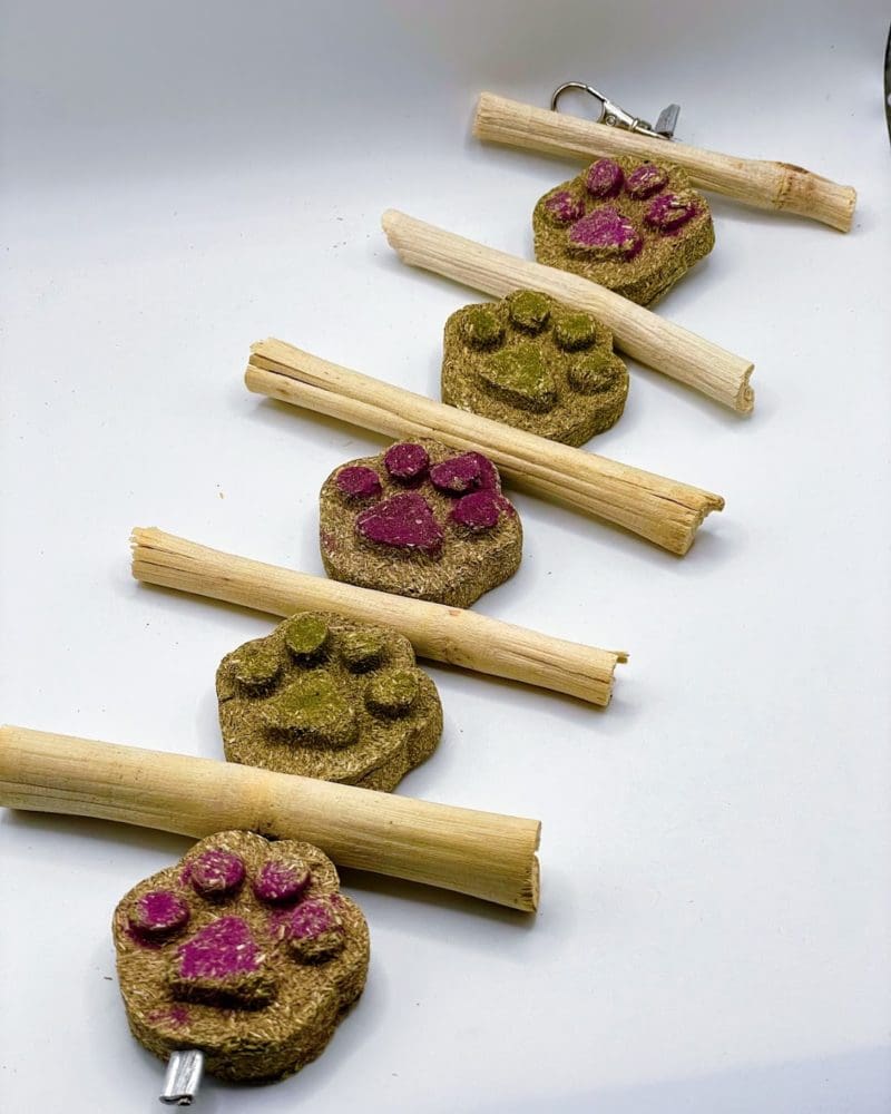 Timothy Hay Grass Paw Cakes and Bamboo Sticks Hanging Treat for Rabbit, Hamsters, Guinea Pigs, Chinchillas & Small Rodents