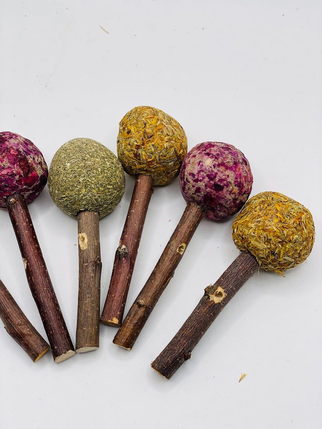 Timothy Hay Floral Grass Ball Lollipops Treat for Rabbit, Hamsters, Guinea Pigs, Chinchillas & Small Rodents.