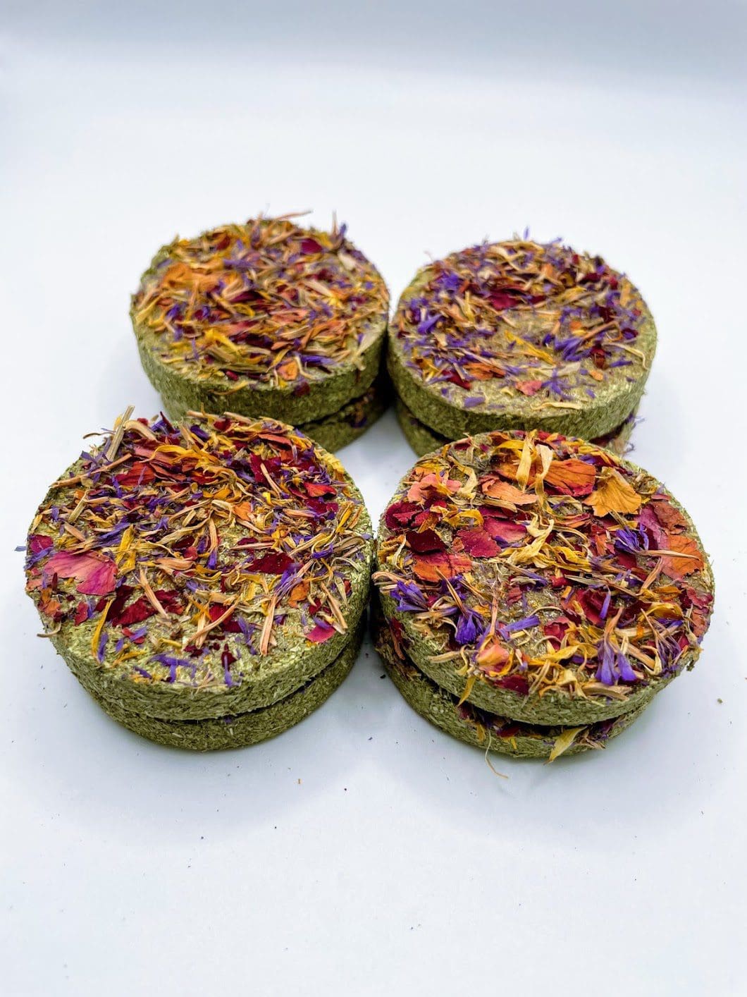 Timothy Hay Floral Grass Biscuit Treat With Petals Treat For Rabbits, Hamsters, Guinea Pigs, Chinchillas & Small Rodents