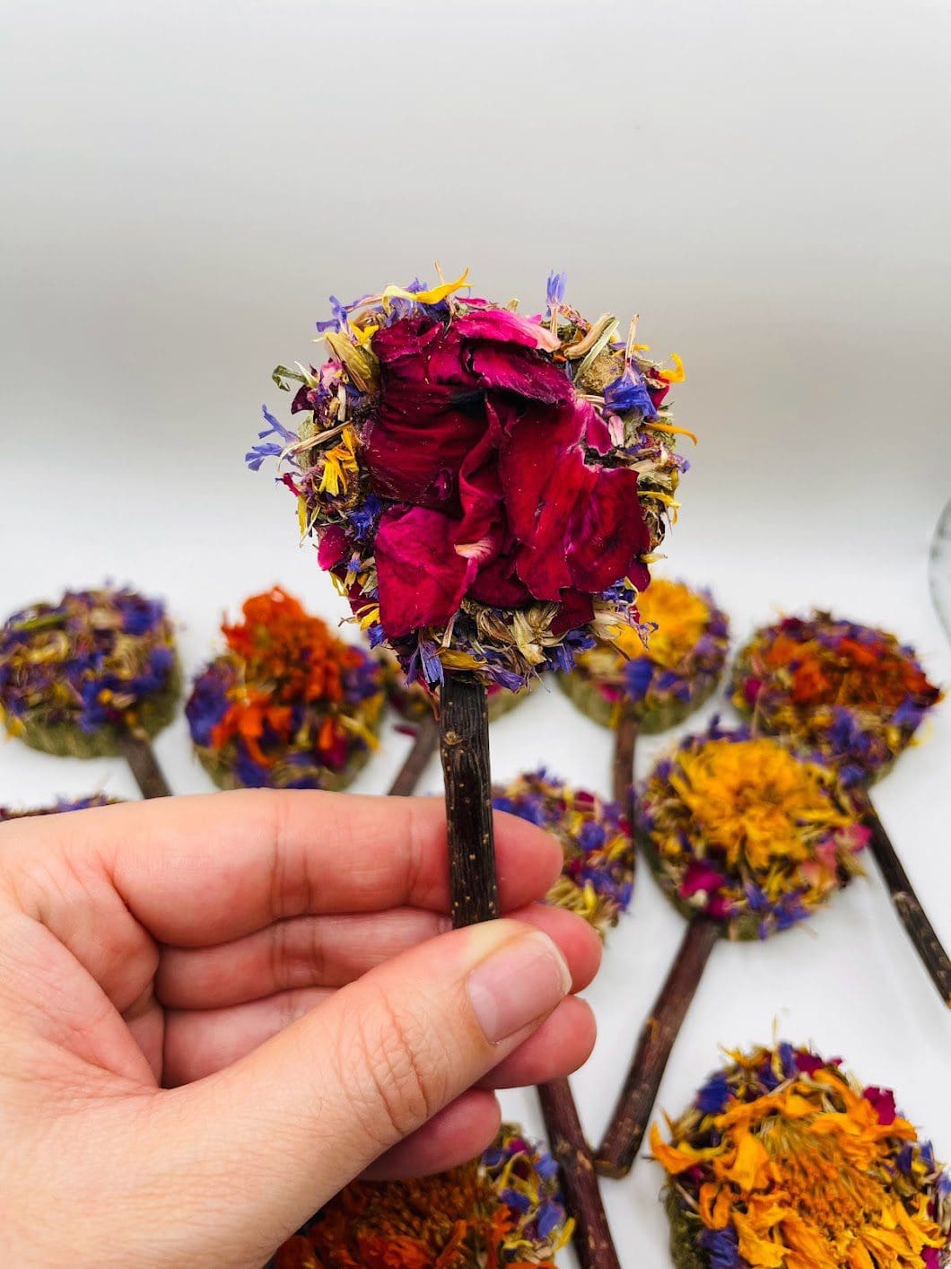 Heart-Shaped Hay Grass Lollipop With Petals Forage Treat for Rabbit, Hamsters, Guinea Pigs, Chinchillas & Small Animals