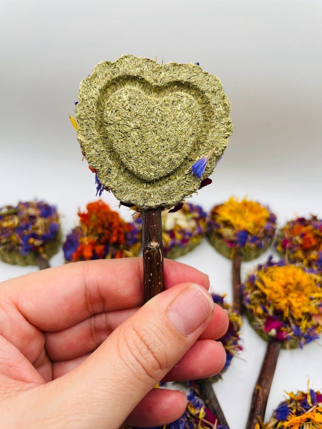 Heart-Shaped Hay Grass Lollipop With Petals Forage Treat for Rabbit, Hamsters, Guinea Pigs, Chinchillas & Small Animals