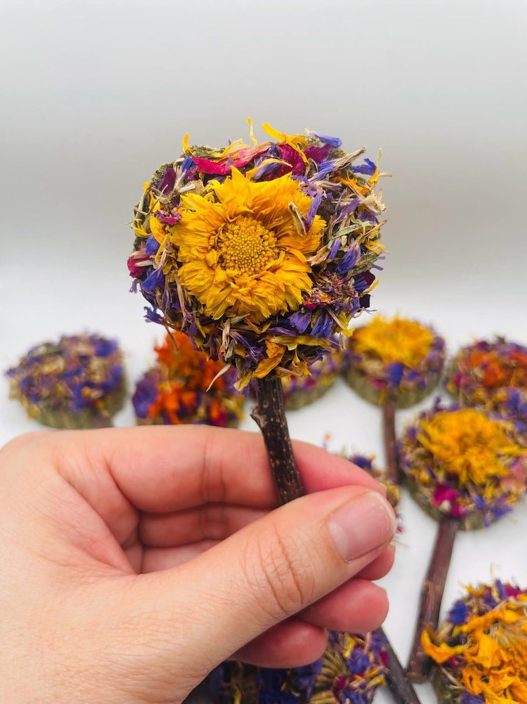 Heart-Shaped Hay Grass Lollipop With Petals Forage Treat for Rabbit, Hamsters, Guinea Pigs, Chinchillas & Small Animals