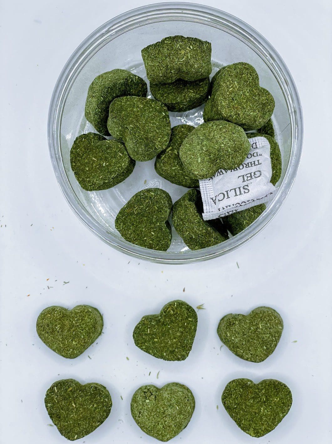 Mini Heart Timothy Hay Rabbit Treat. Also suitable for Chinchillas, Hamsters, Guinea Pigs, and other Small Rodents