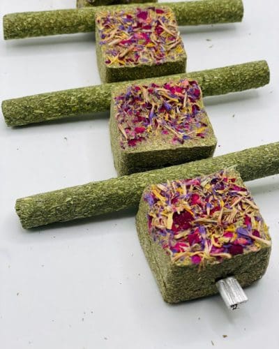 Timothy Hay Floral Grass Cube and Straw Hanging Chew Treat For Rabbit, Hamsters, Guinea Pigs, Chinchillas & Small Rodents.