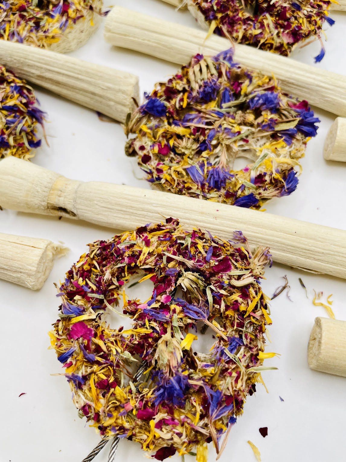 Hanging Bamboo and Floral Loofah for rabbits, Chinchillas, Hamsters Rats, and other Small Animals